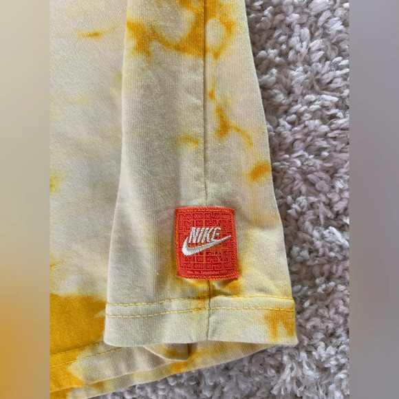 Men’s Small Nike Graphic Tee - Picture 3 of 6